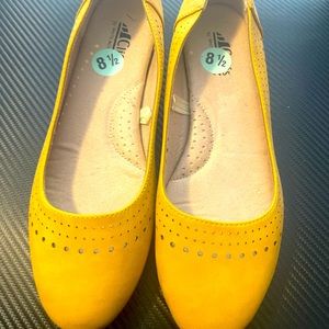 Mustard color flats. NWOT